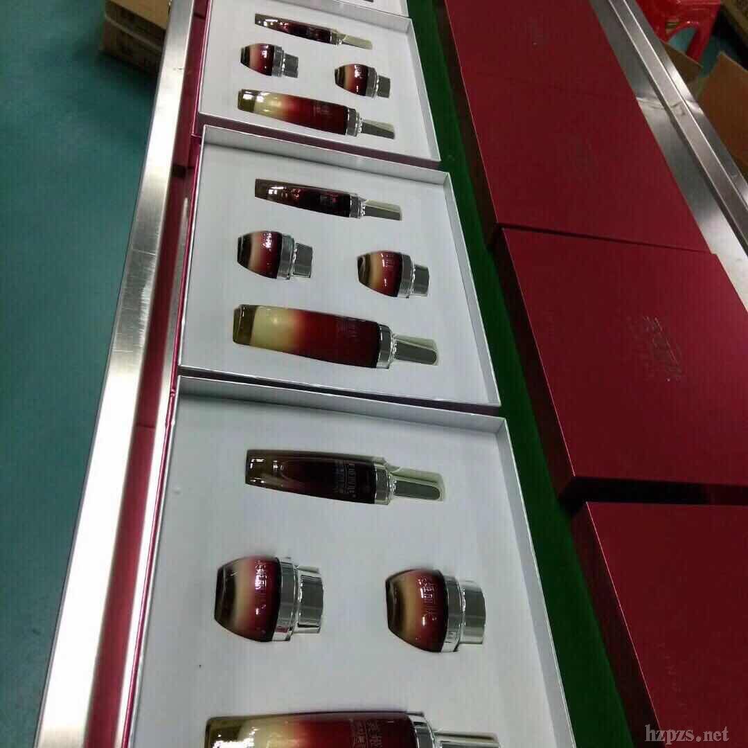 ����������b